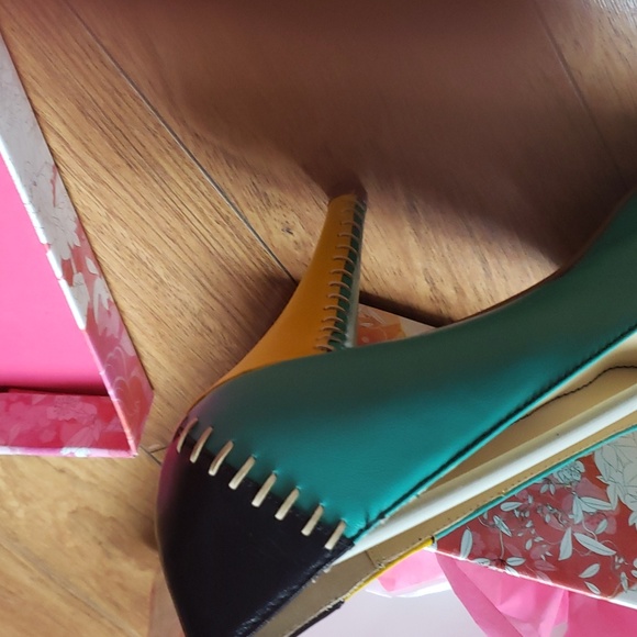 New multicolor Chinese laundry heels Msrp $40 - Picture 9 of 10